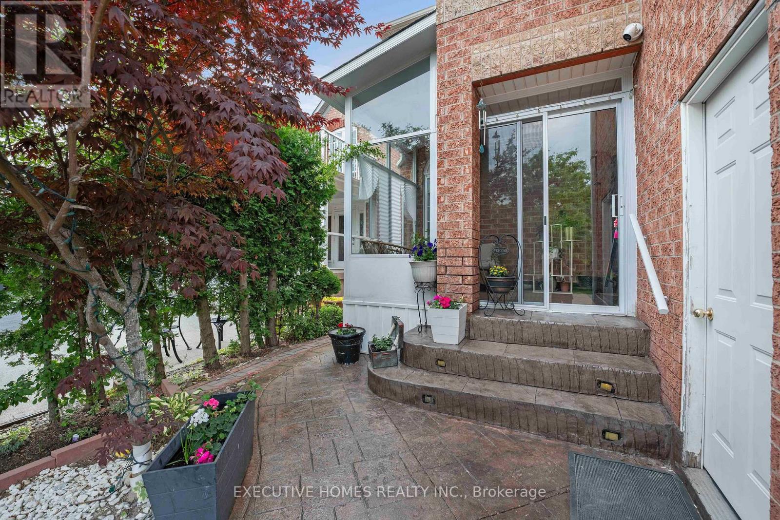 Photo 10 of 8 Shallimar Court, Brampton ON