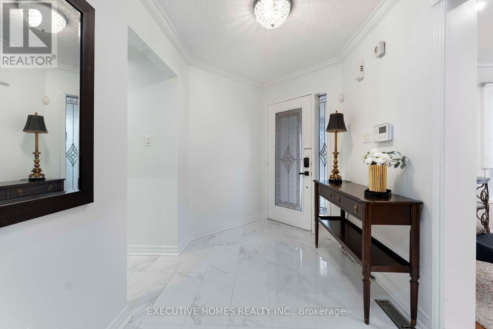 Photo 8 of 8 Shallimar Court, Brampton ON