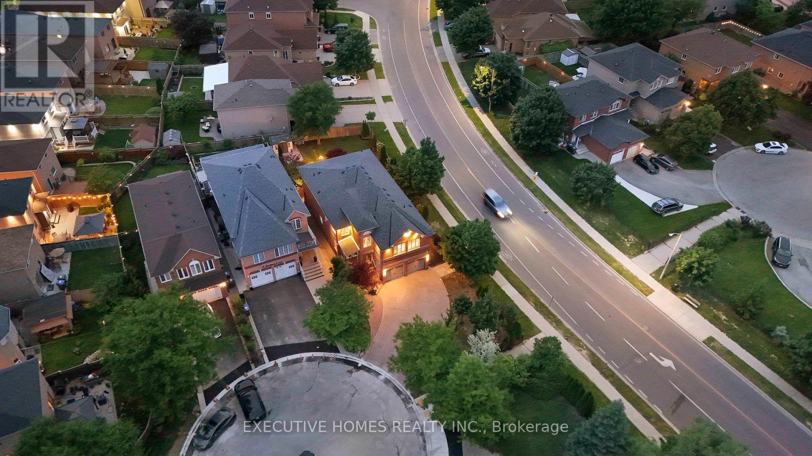 Photo 3 of 8 Shallimar Court, Brampton ON