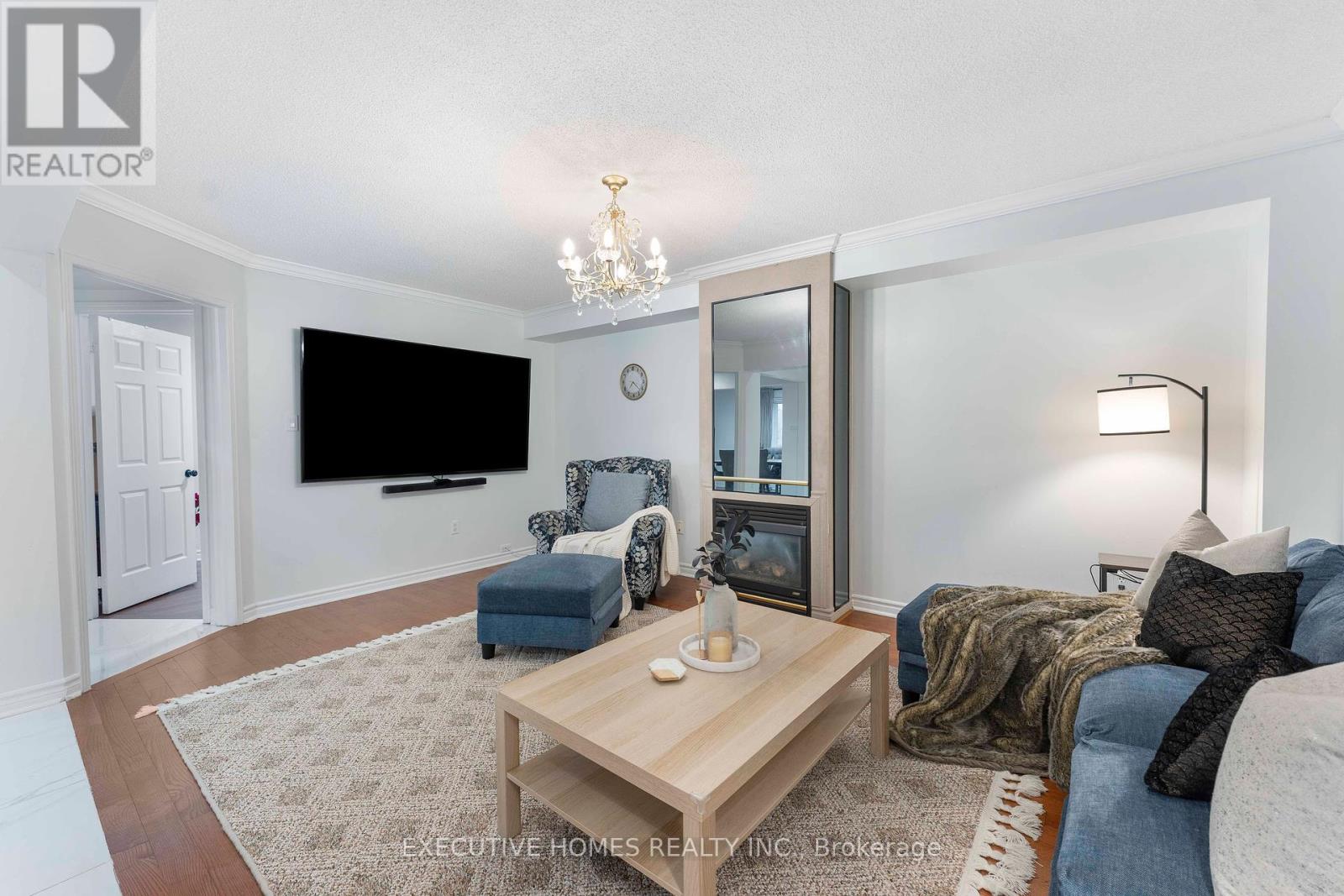 Photo 12 of 8 Shallimar Court, Brampton ON