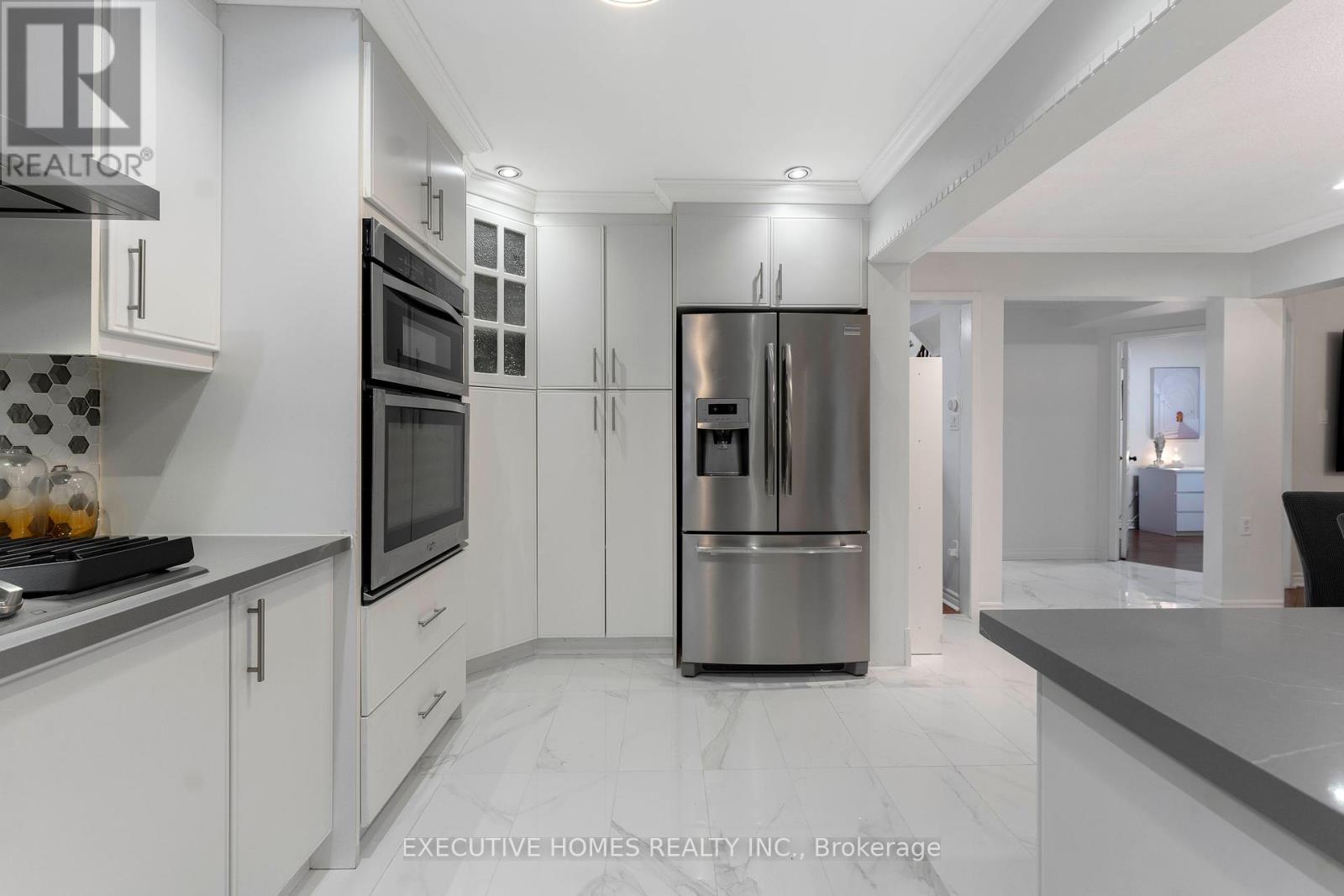 Photo 32 of 8 Shallimar Court, Brampton ON