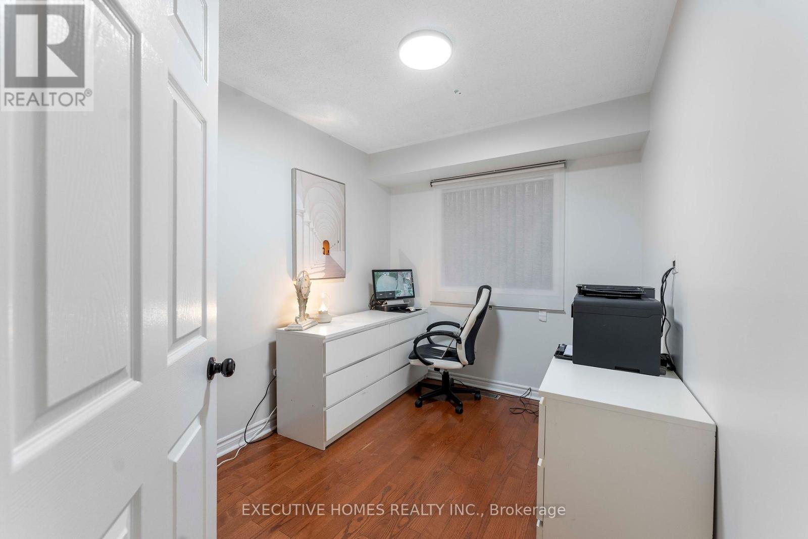Photo 4 of 8 Shallimar Court, Brampton ON