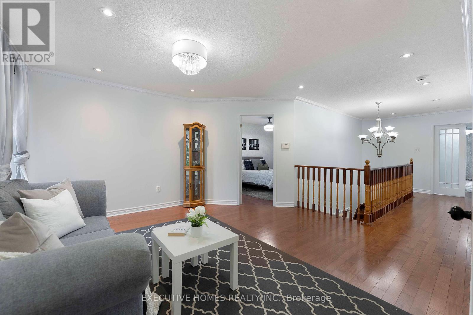 Photo 17 of 8 Shallimar Court, Brampton ON