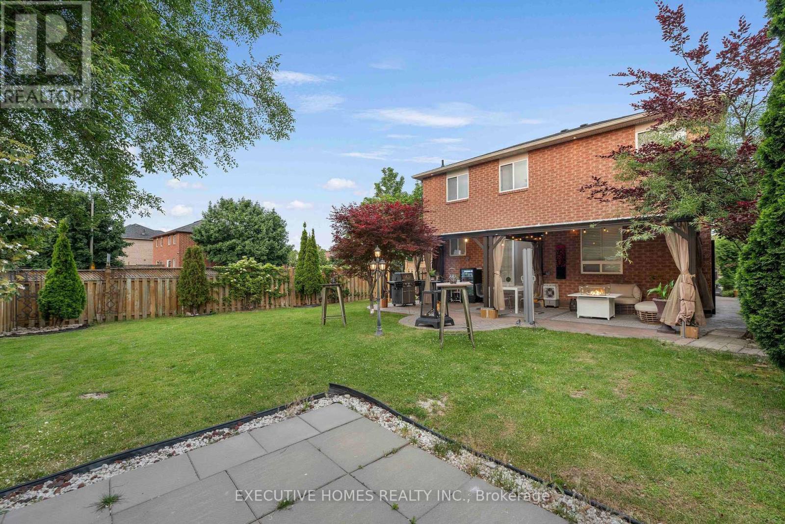 Photo 40 of 8 Shallimar Court, Brampton ON
