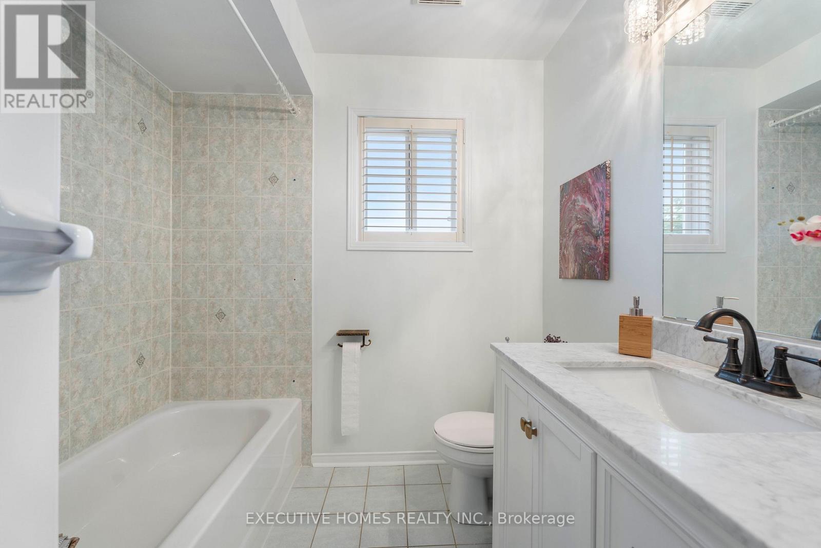 Photo 13 of 8 Shallimar Court, Brampton ON