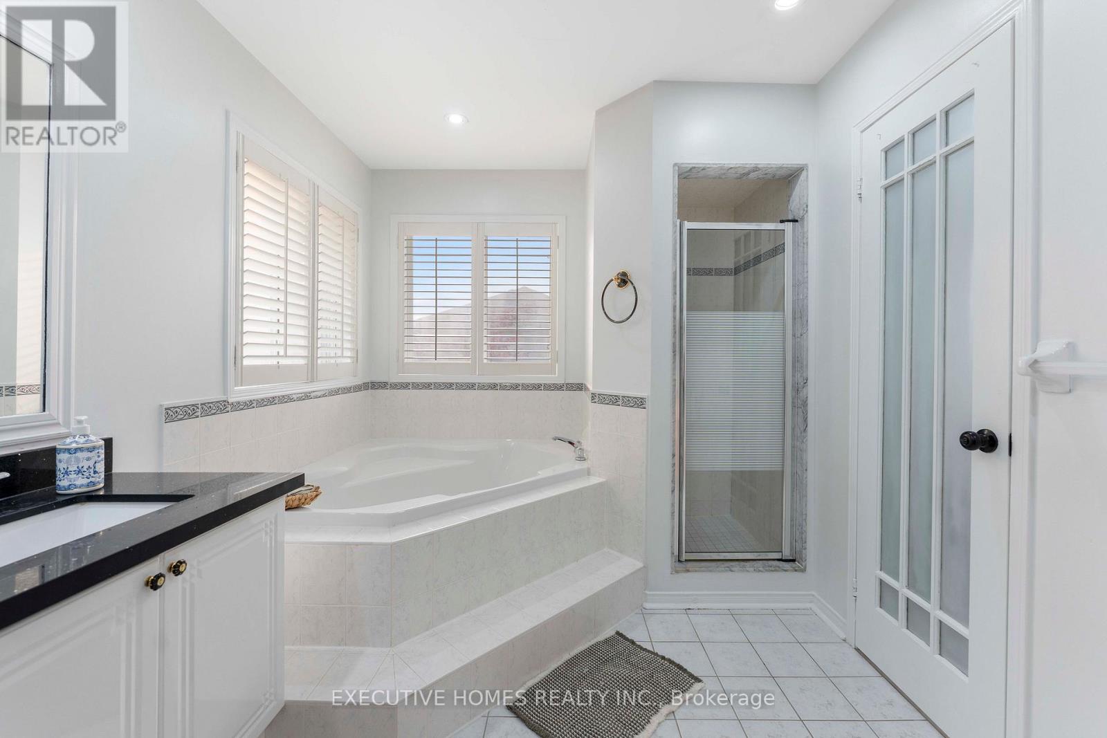 Photo 44 of 8 Shallimar Court, Brampton ON