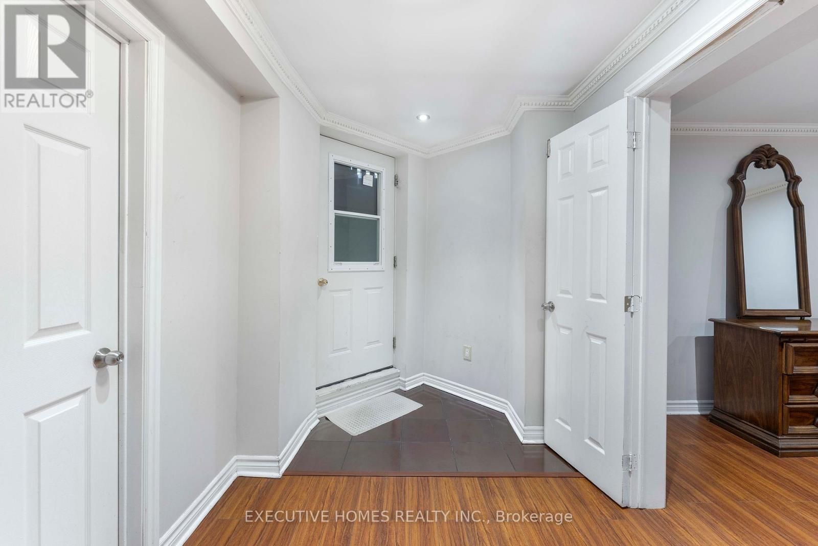 Photo 35 of 8 Shallimar Court, Brampton ON