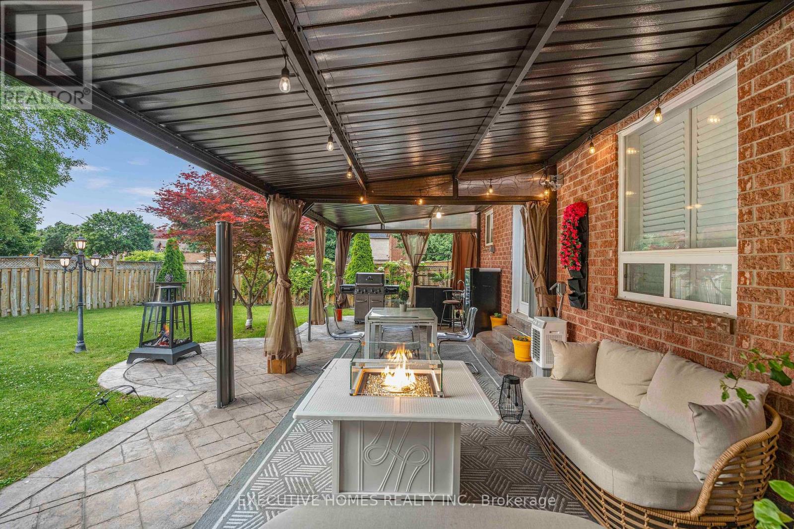 Photo 42 of 8 Shallimar Court, Brampton ON