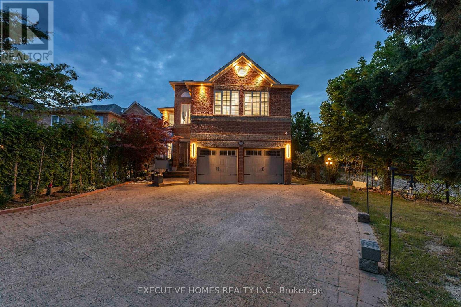 Photo 5 of 8 Shallimar Court, Brampton ON