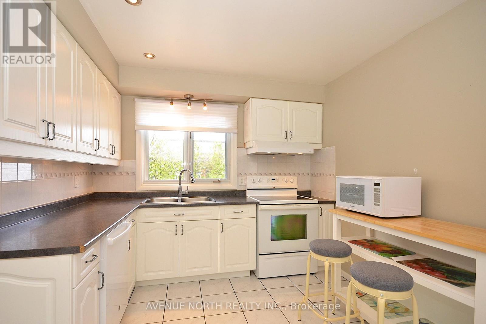 Photo 10 of 866 Claude Street, Ottawa ON