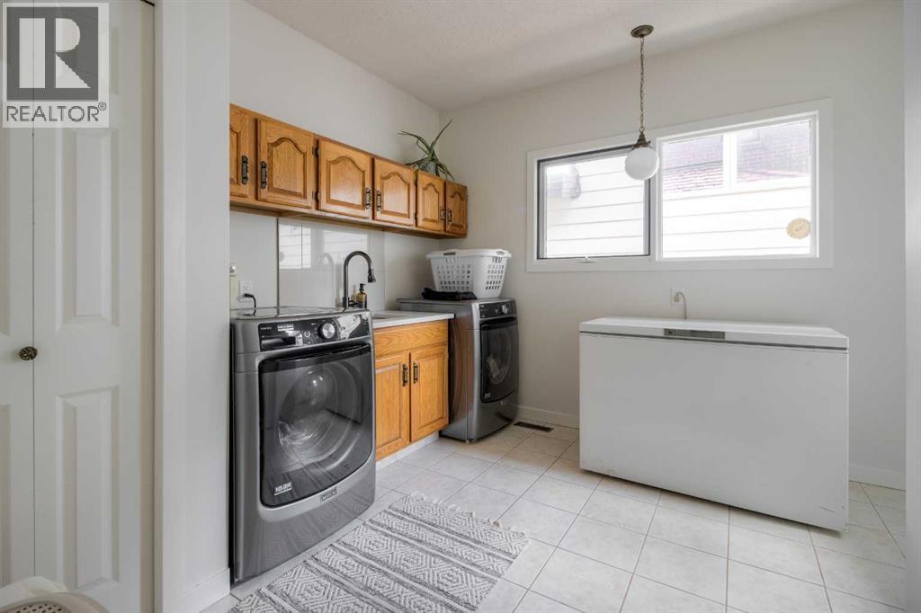 Photo 5 of 3710 Oak Drive S, Lethbridge AB