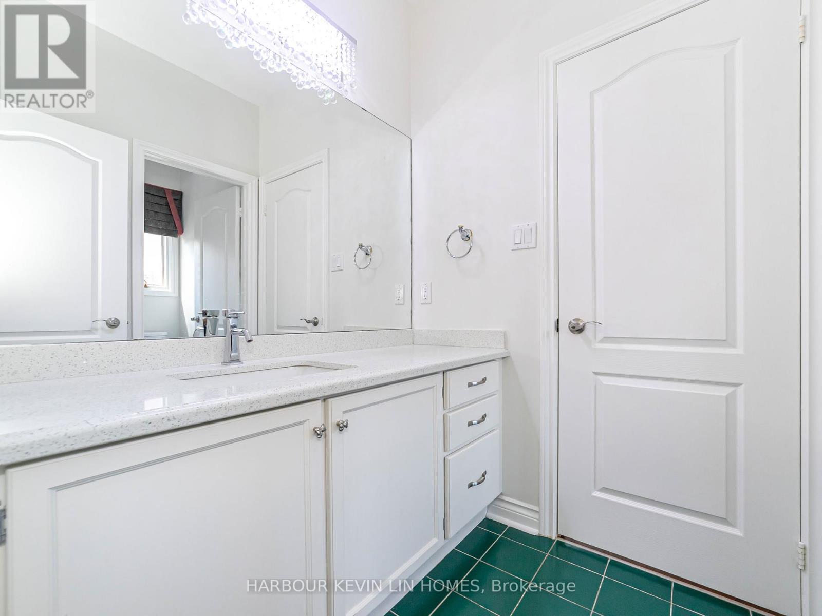 Photo 8 of 10 Edmund Crescent, Richmond Hill ON