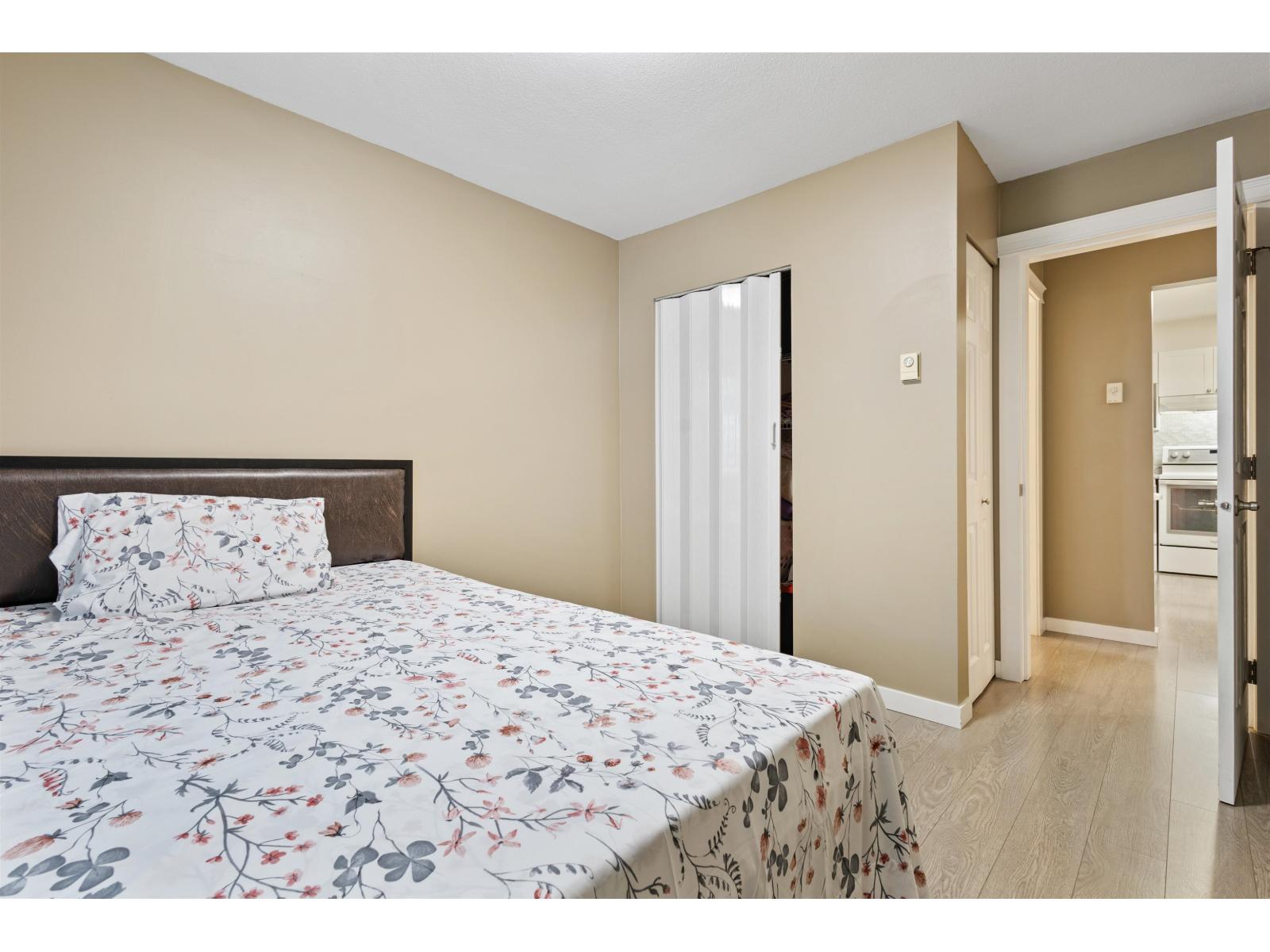 Photo 9 of 206 2526 Lakeview Crescent, Abbotsford BC
