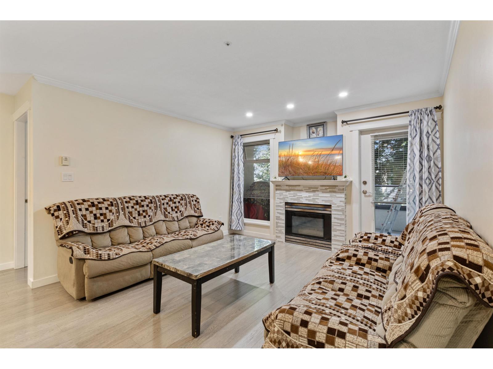Photo 11 of 206 2526 Lakeview Crescent, Abbotsford BC