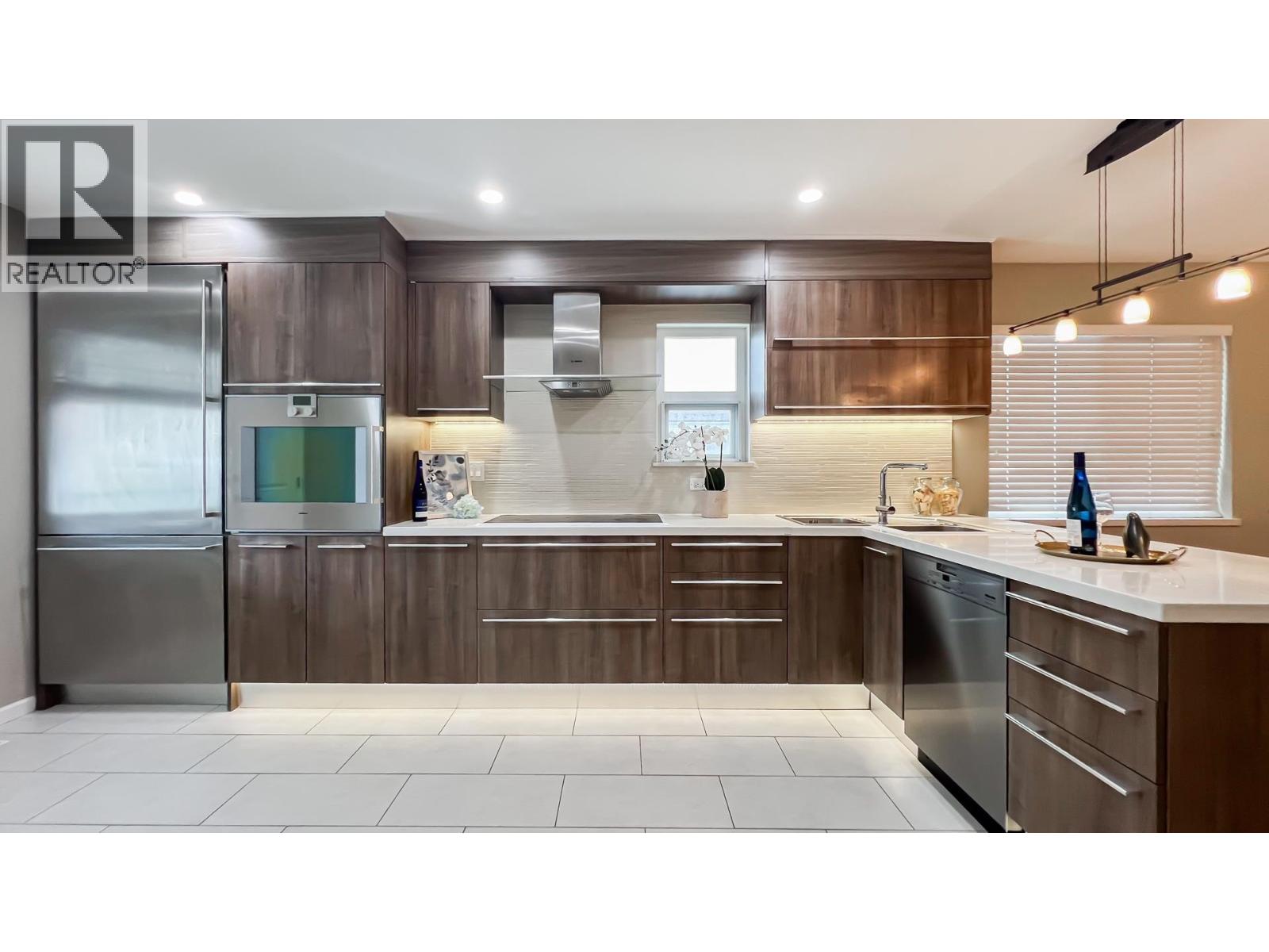 Photo 4 of 6656 Butler Street, Vancouver BC