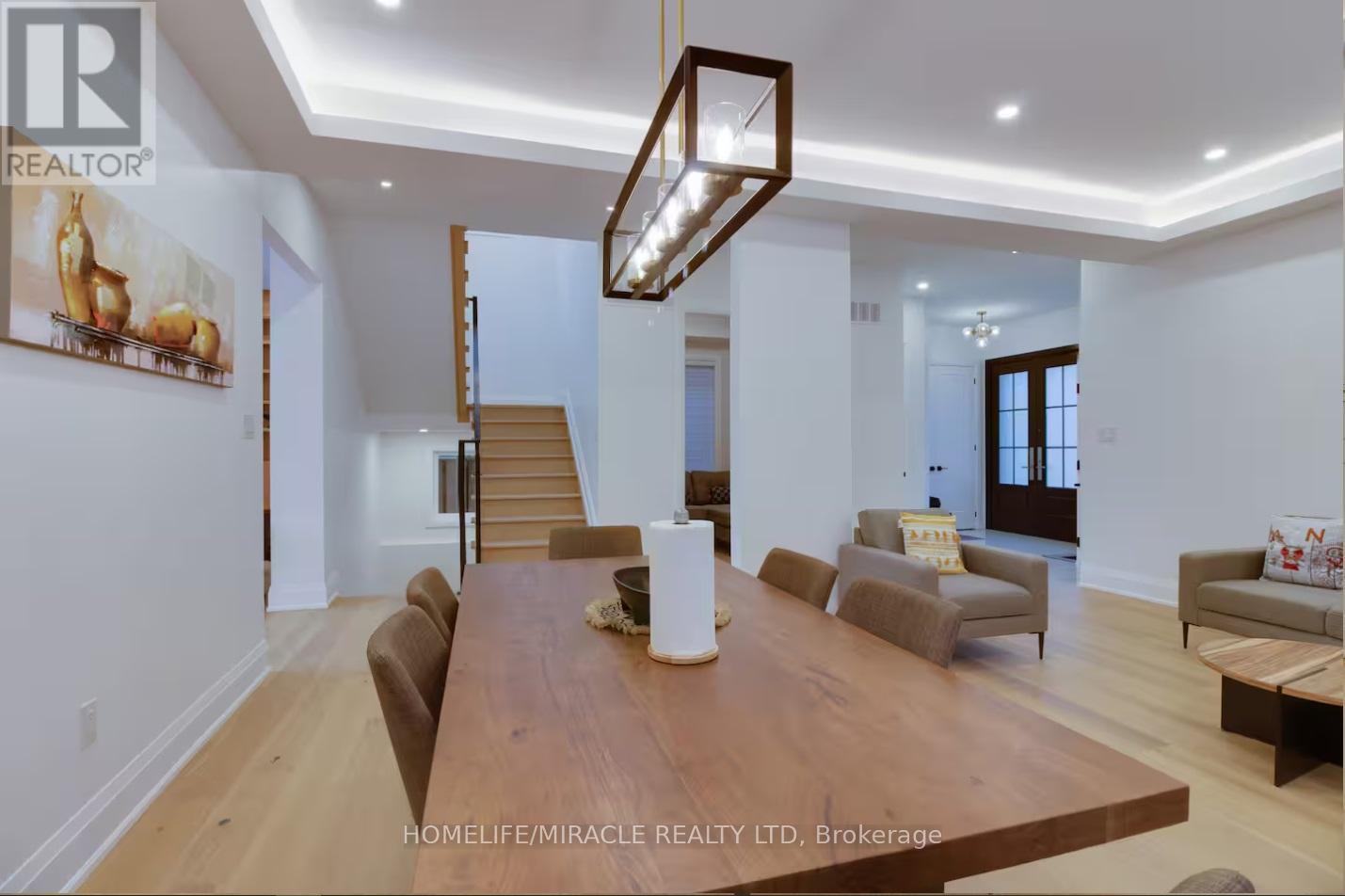 Photo 2 of 10 Stamford Square S, Toronto ON