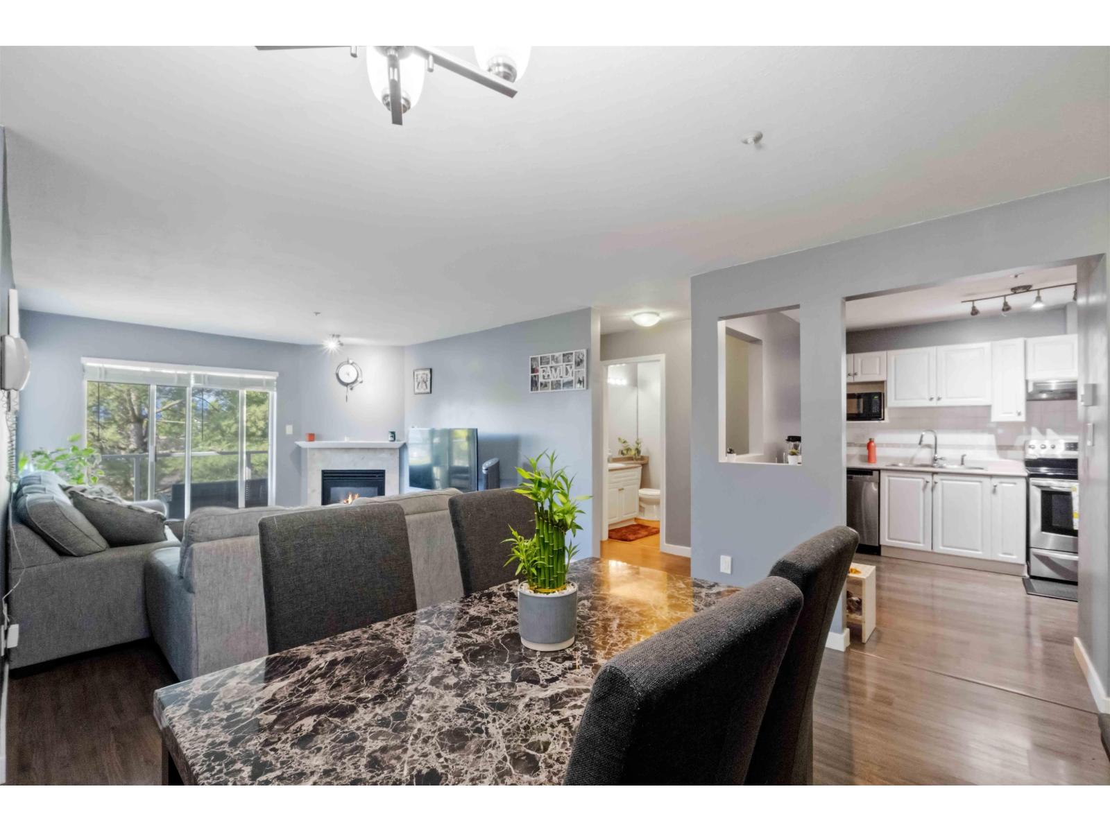 Photo 2 of 405 15885 84 Avenue, Surrey BC