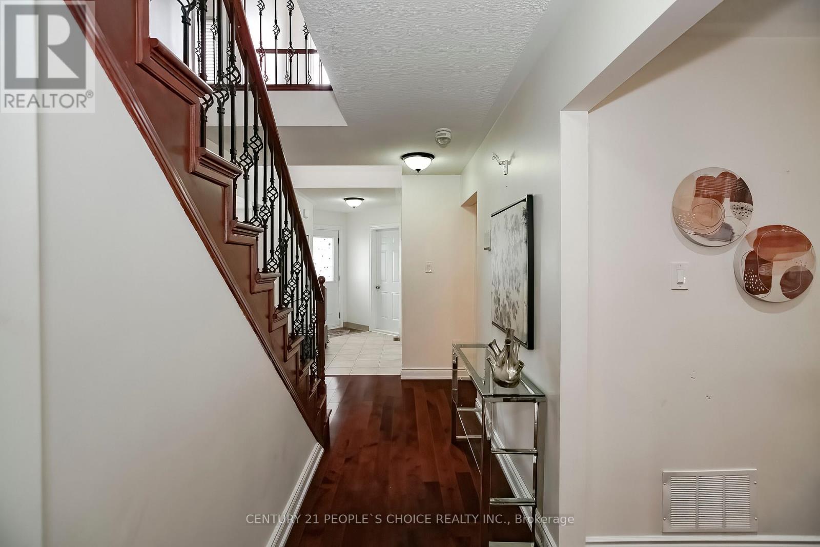 Photo 10 of 24 Vivians Crescent, Brampton ON