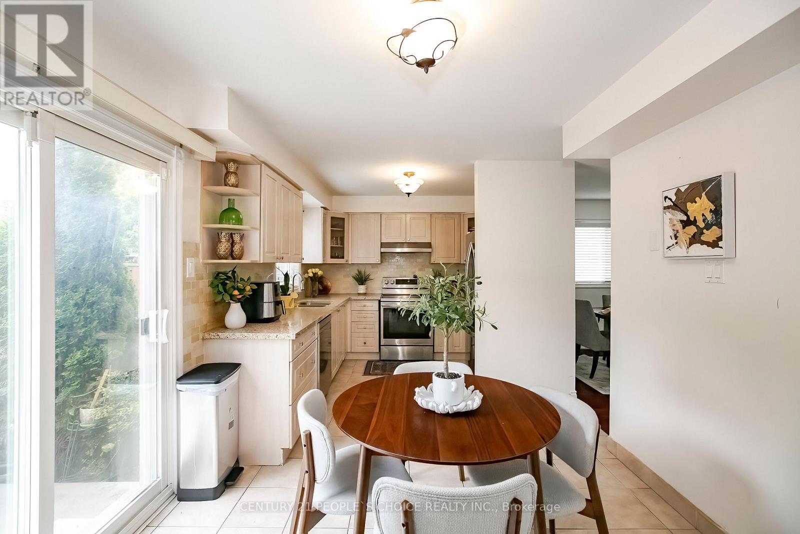 Photo 12 of 24 Vivians Crescent, Brampton ON
