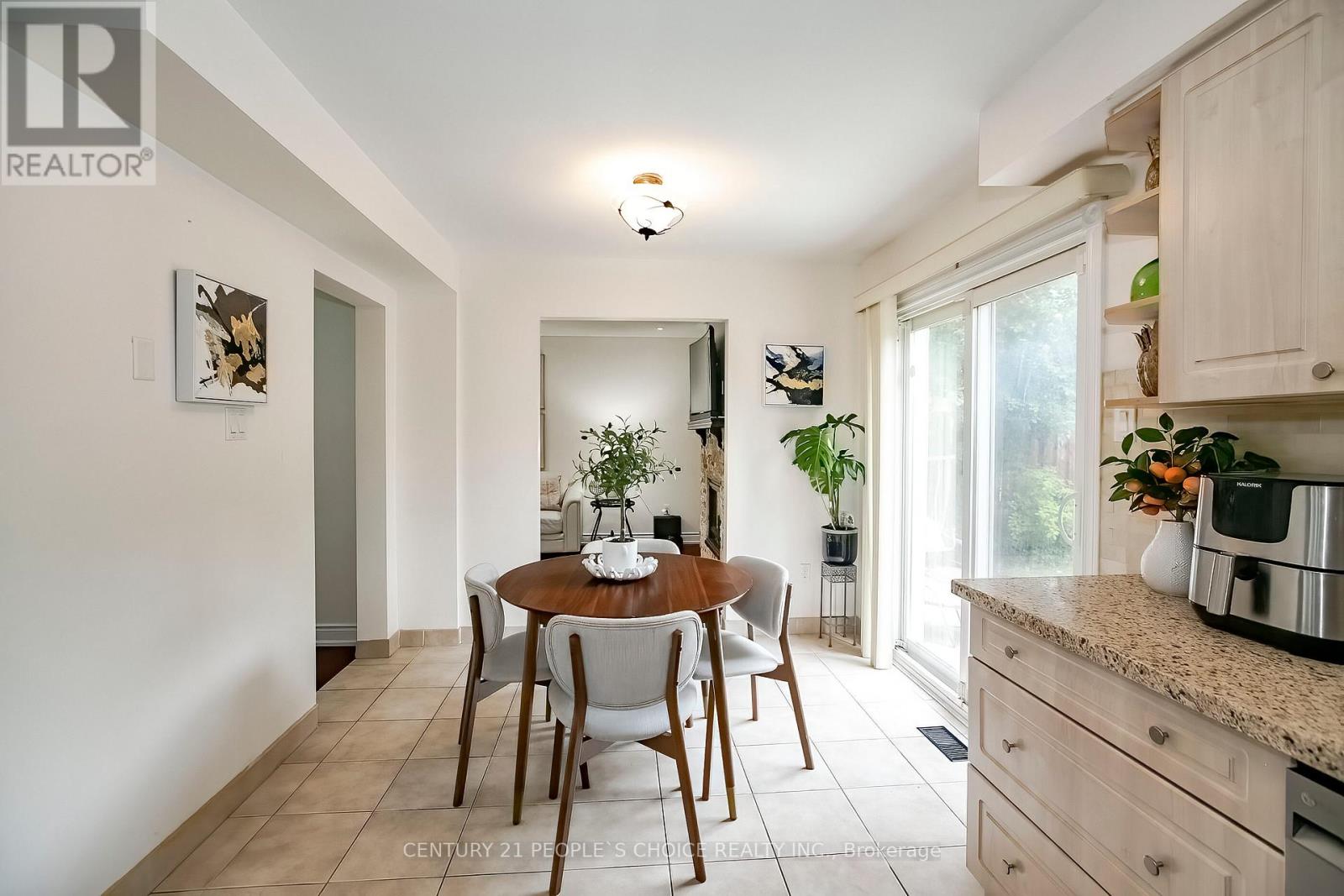 Photo 14 of 24 Vivians Crescent, Brampton ON