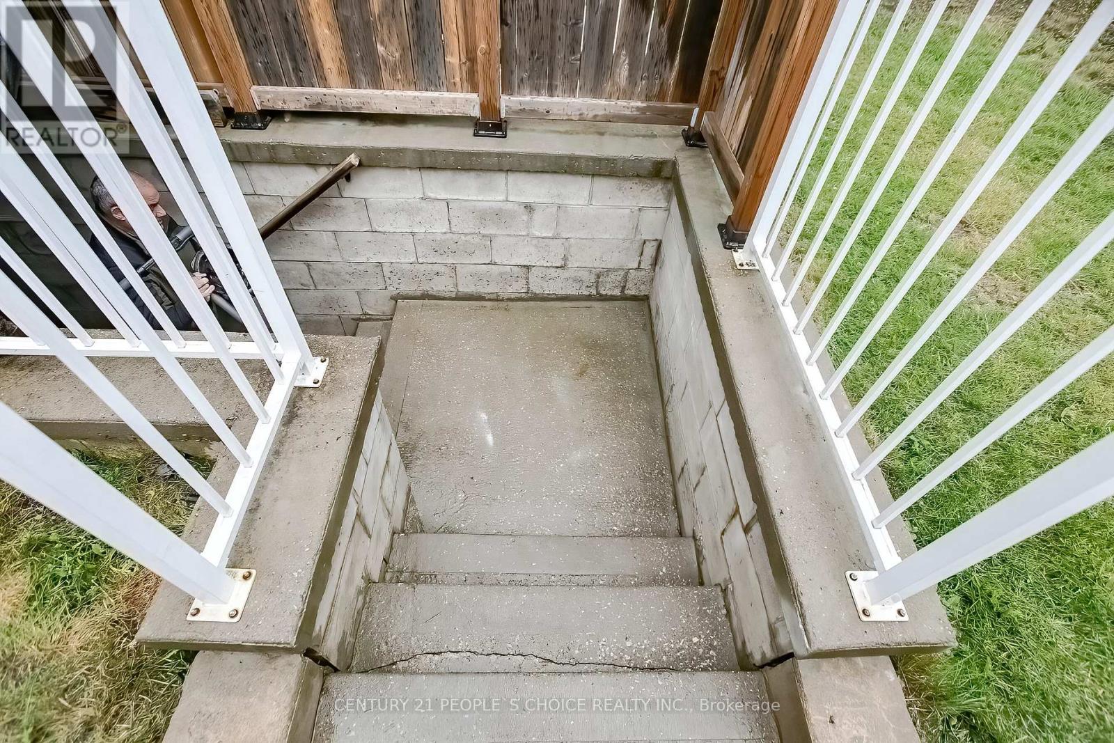 Photo 30 of 24 Vivians Crescent, Brampton ON