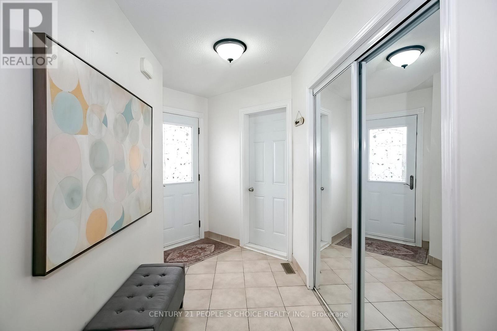 Photo 4 of 24 Vivians Crescent, Brampton ON
