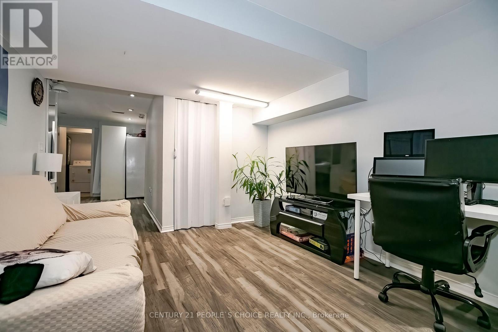 Photo 33 of 24 Vivians Crescent, Brampton ON