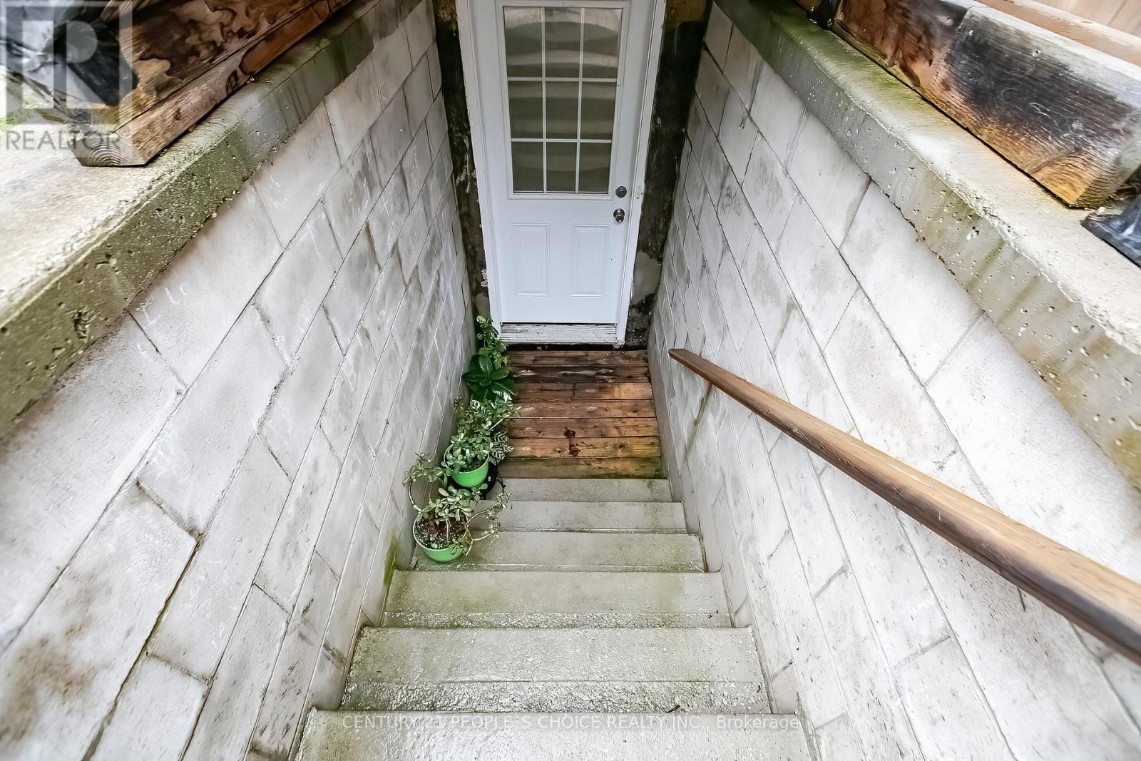 Photo 31 of 24 Vivians Crescent, Brampton ON