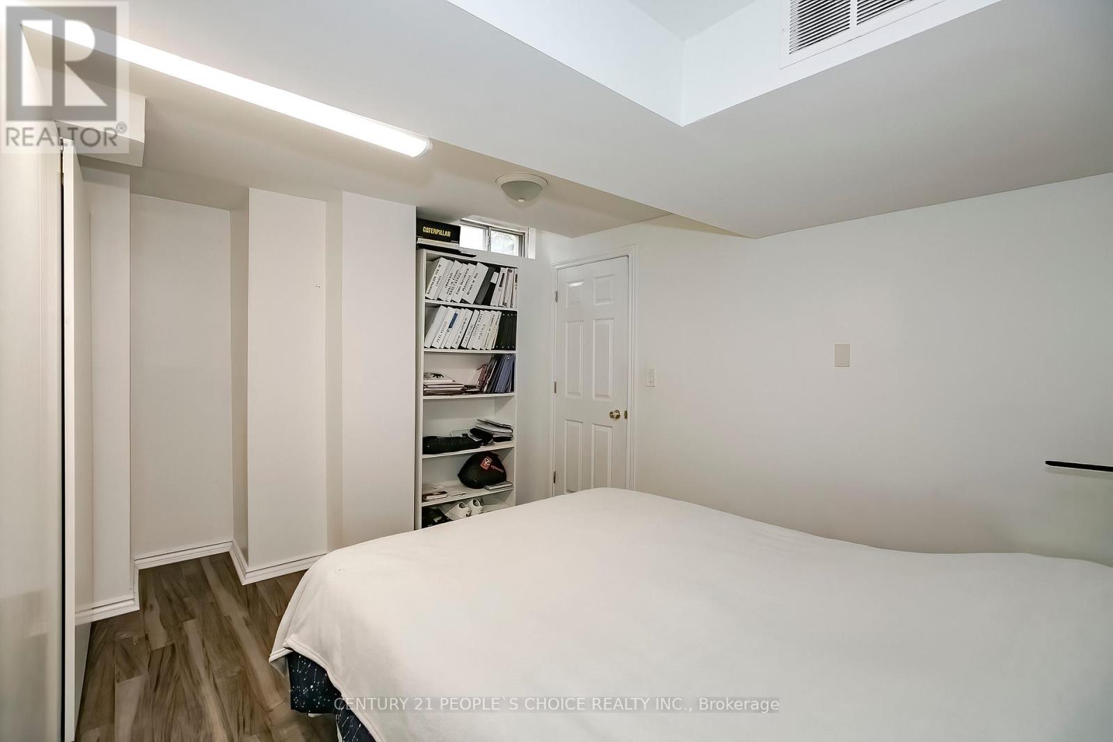 Photo 35 of 24 Vivians Crescent, Brampton ON