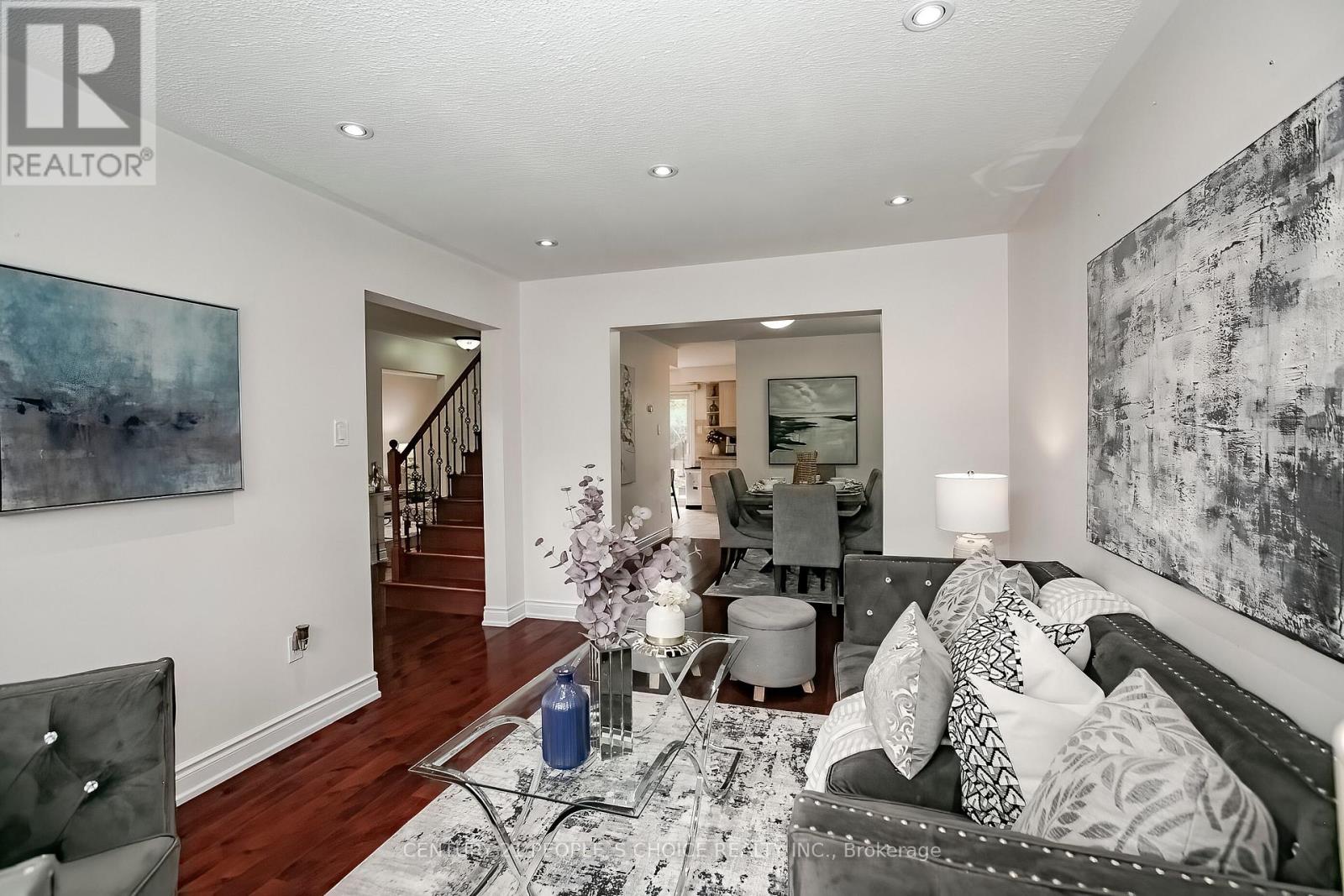Photo 8 of 24 Vivians Crescent, Brampton ON