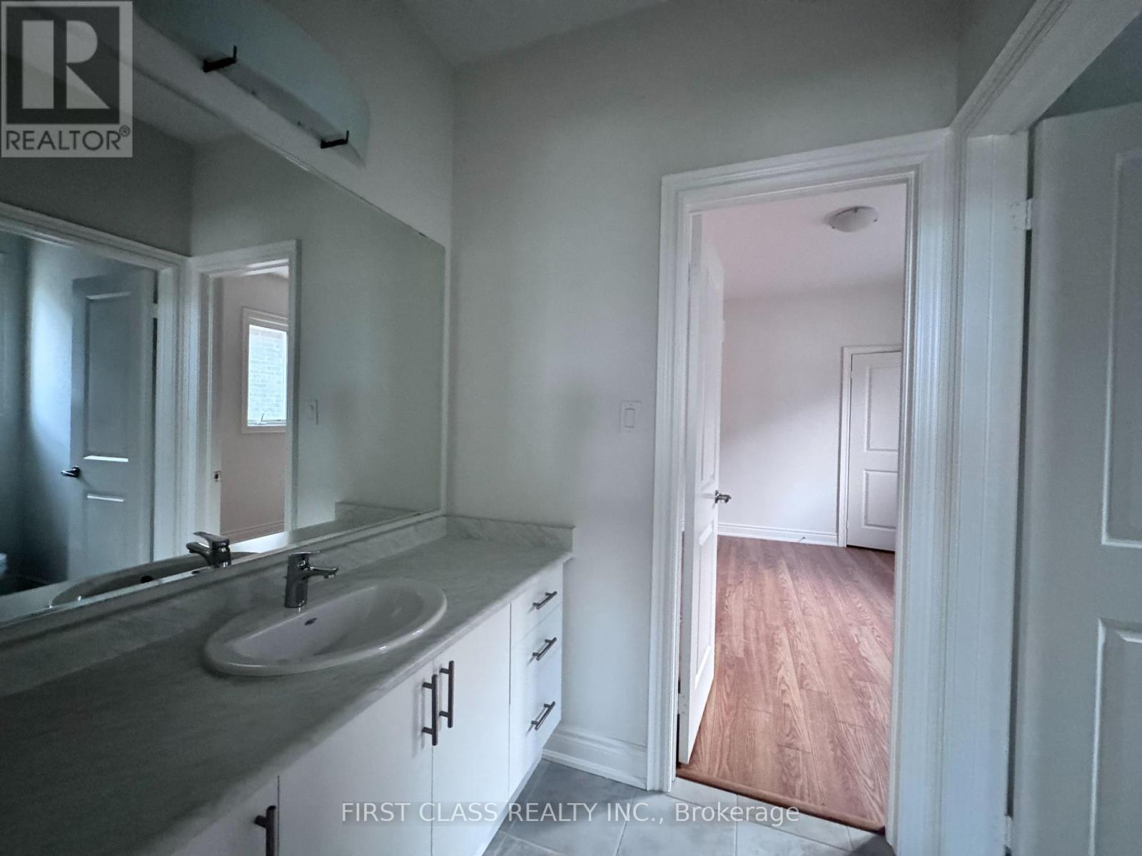 Photo 11 of 40 Boccella Crescent, Richmond Hill ON