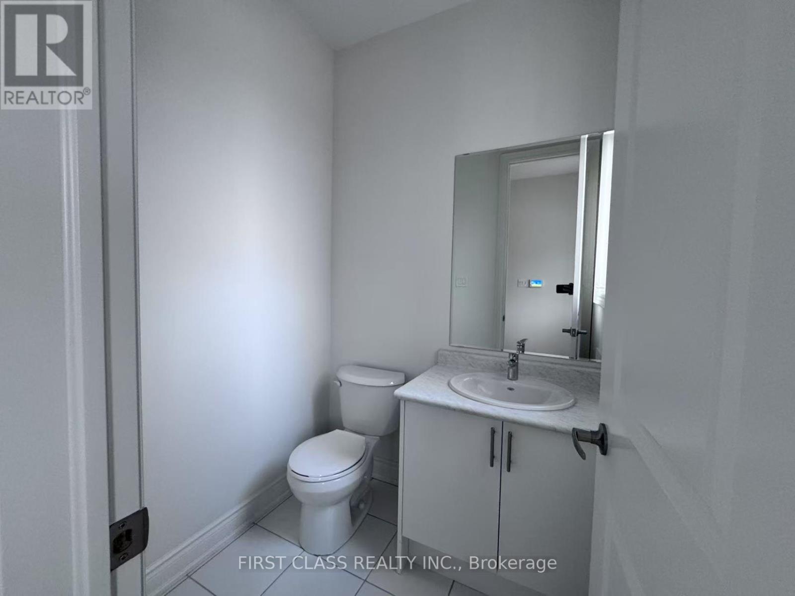 Photo 4 of 40 Boccella Crescent, Richmond Hill ON