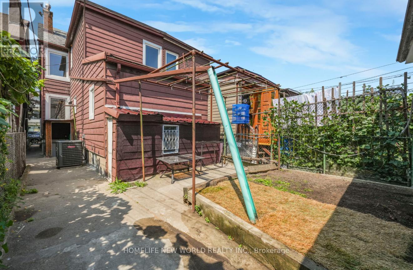 Photo 10 of 137 Gladstone Avenue, Toronto ON