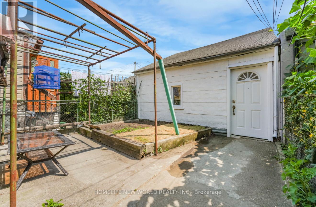 Photo 30 of 137 Gladstone Avenue, Toronto ON