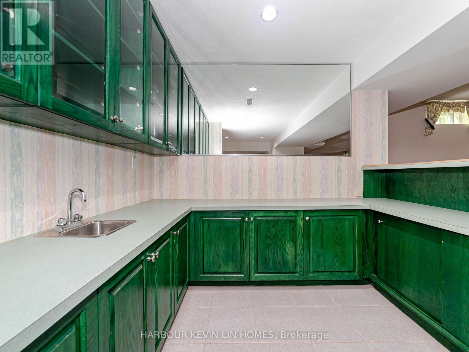 Photo 14 of 10 Edmund Crescent, Richmond Hill ON