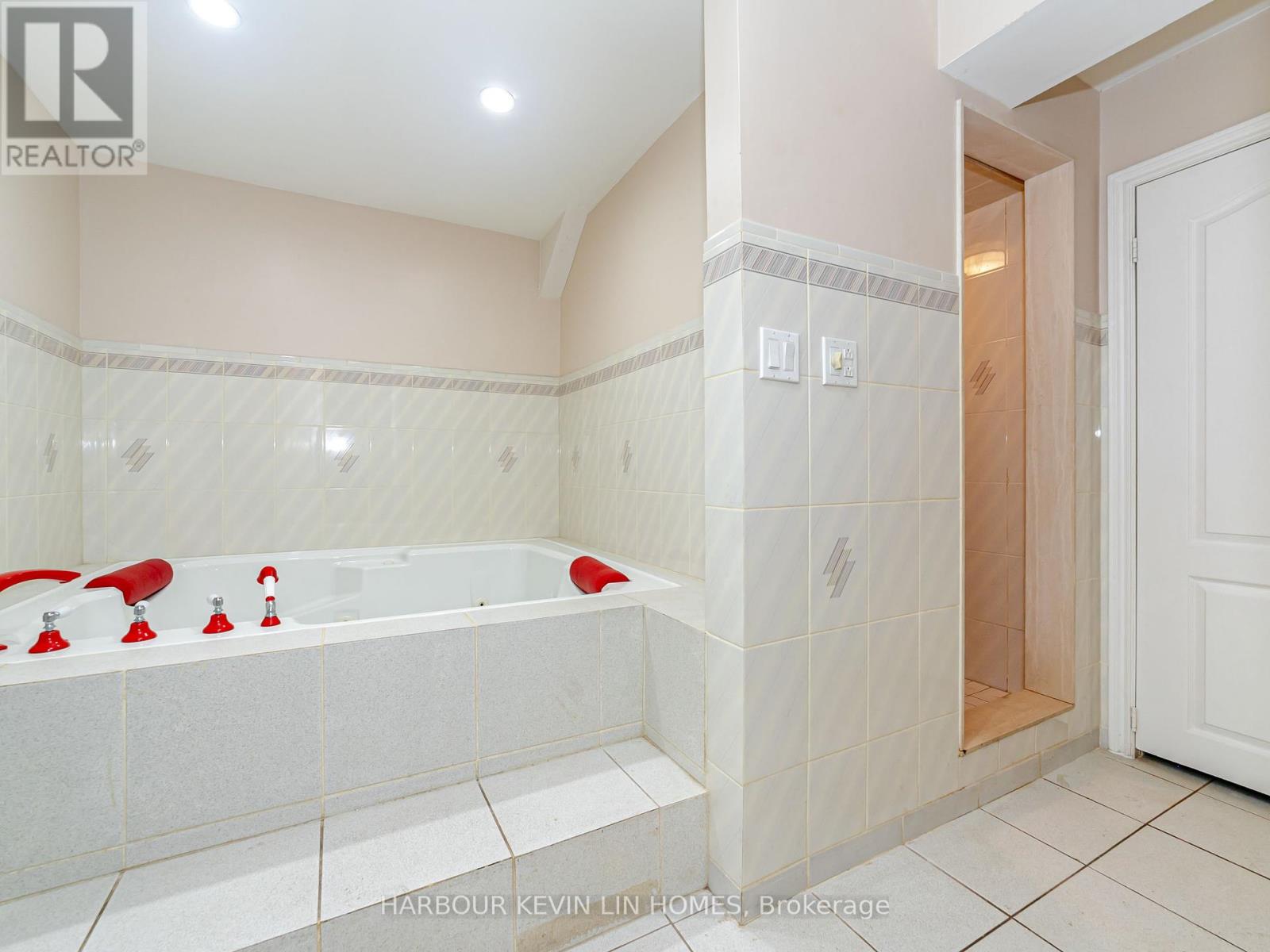 Photo 27 of 10 Edmund Crescent, Richmond Hill ON