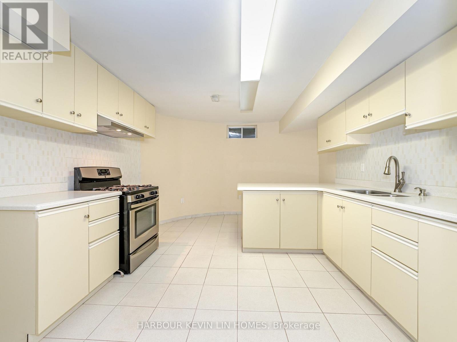 Photo 7 of 10 Edmund Crescent, Richmond Hill ON