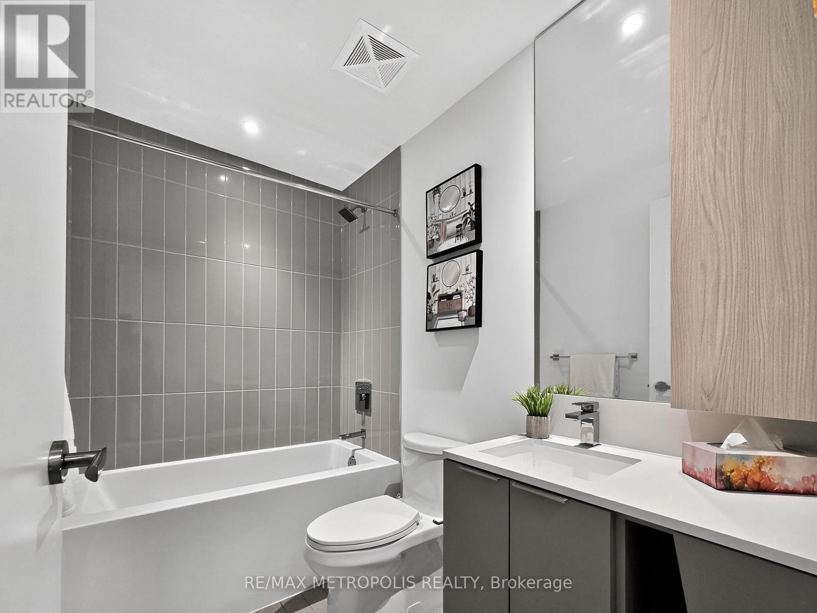 Photo 2 of 4010 3900 Confederation Parkway, Mississauga ON