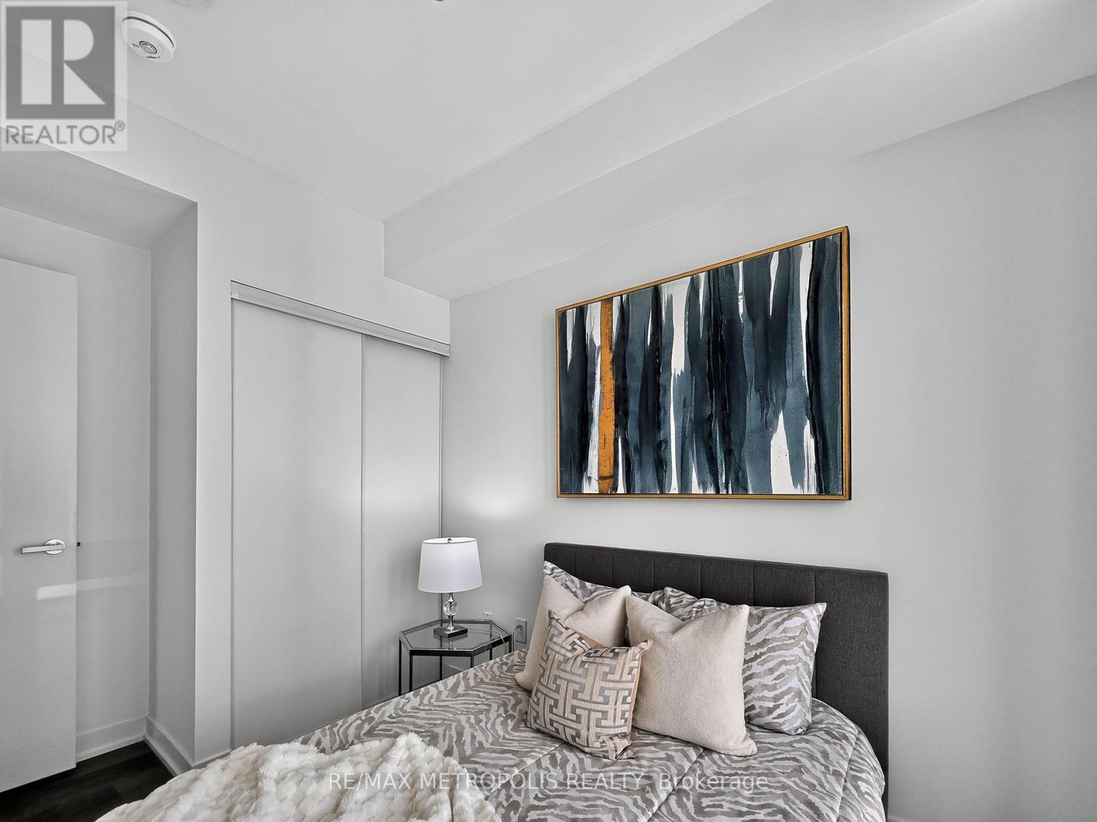 Photo 14 of 4010 3900 Confederation Parkway, Mississauga ON