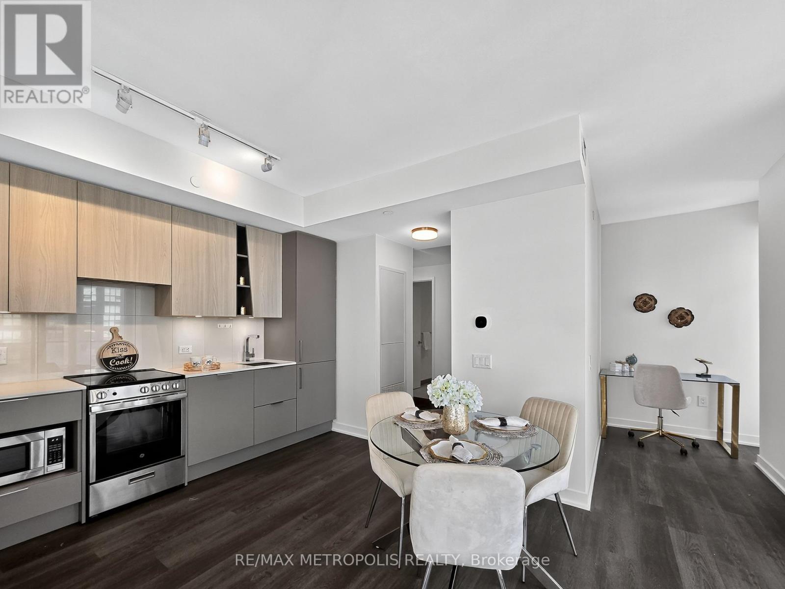 Photo 15 of 4010 3900 Confederation Parkway, Mississauga ON