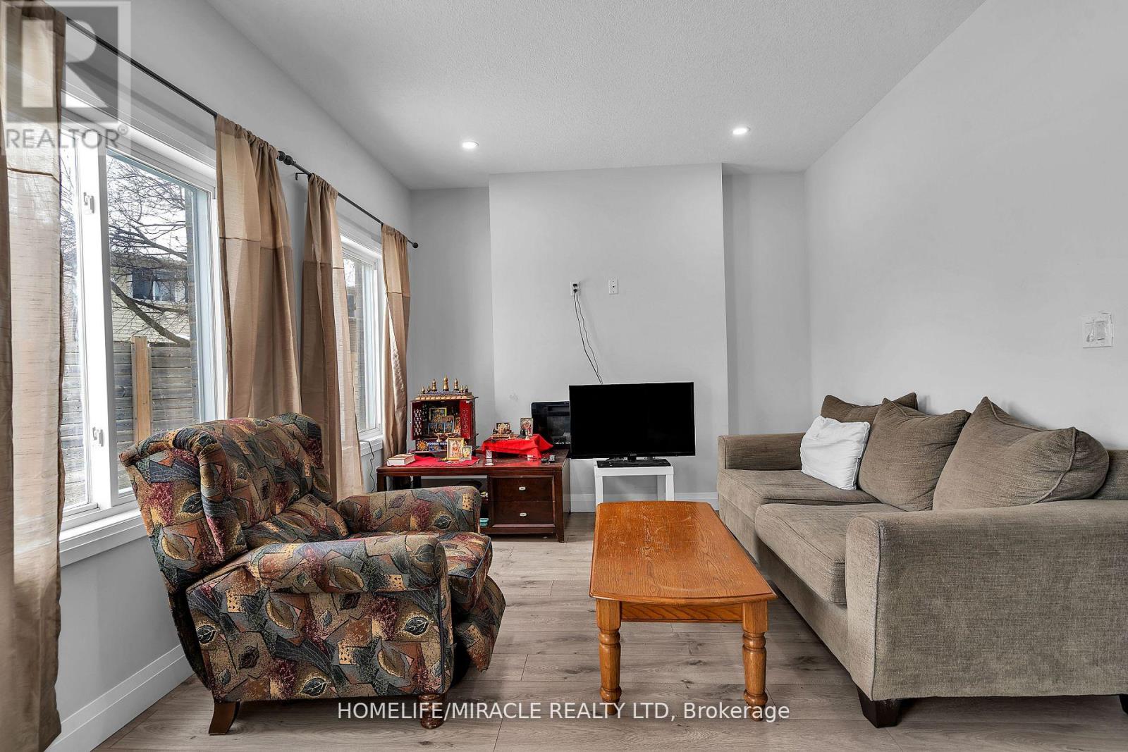 Photo 3 of 121 Marconi Court, London East ON