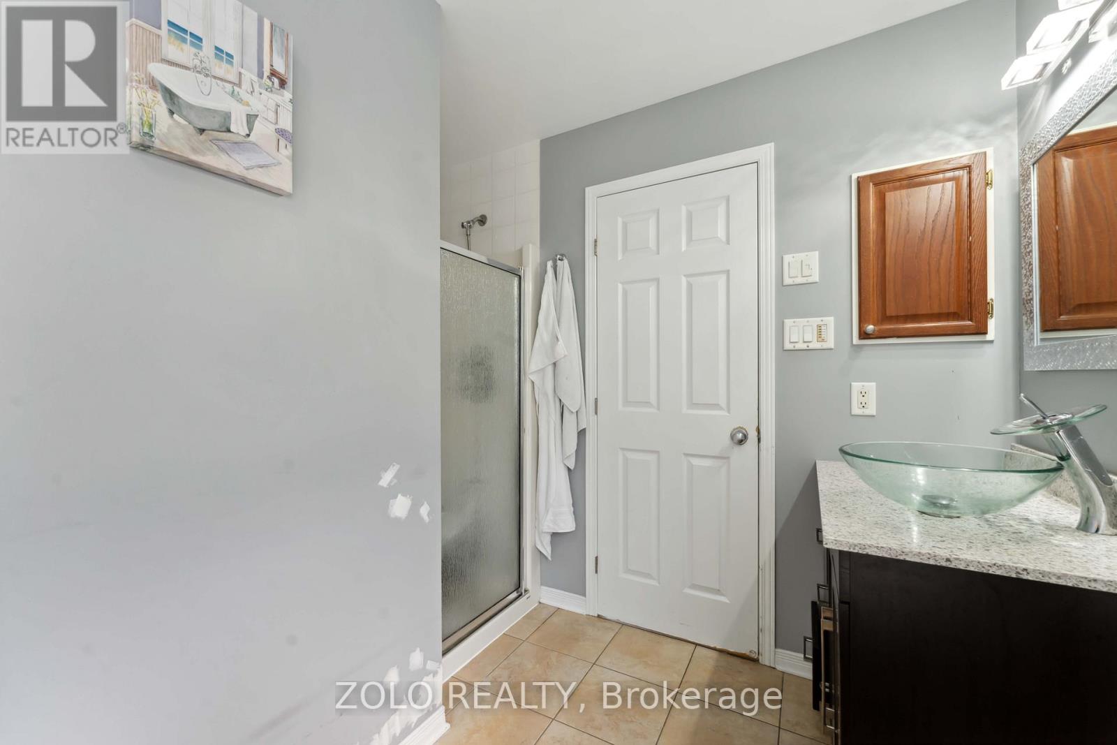 Photo 8 of 2421 Glandriel Crescent, Ottawa ON