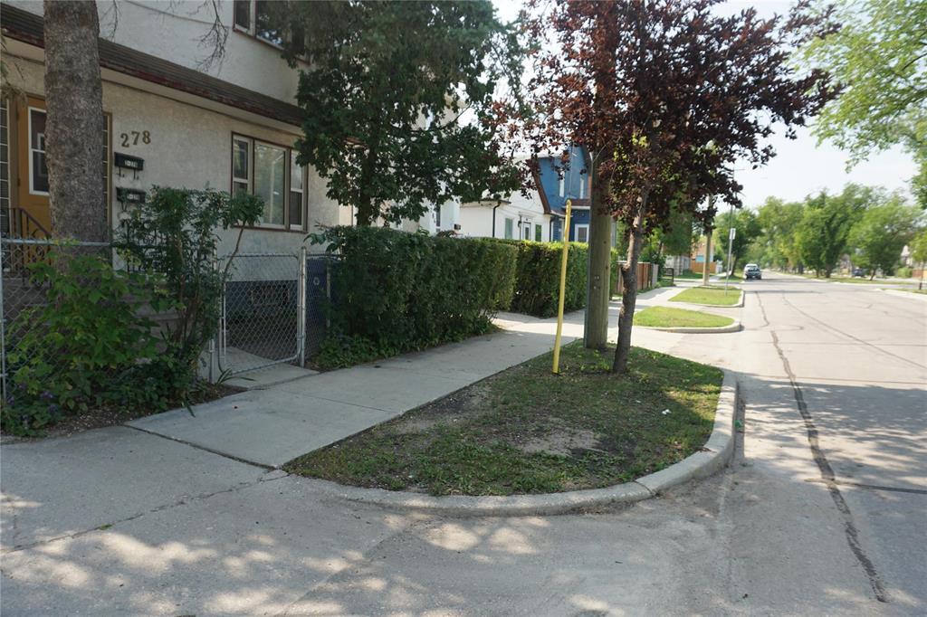 Photo 17 of 278 Burrows Avenue Ne, Winnipeg MB