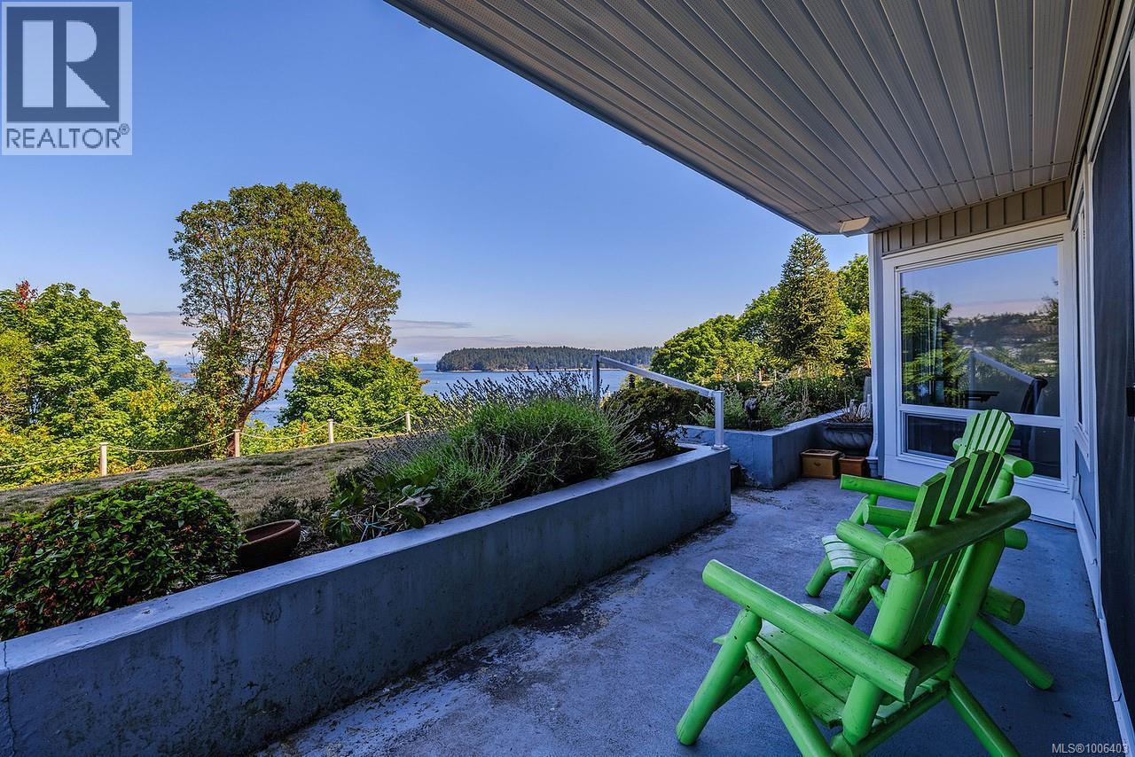 Photo 2 of 104 2560 Departure Bay Rd, Nanaimo BC