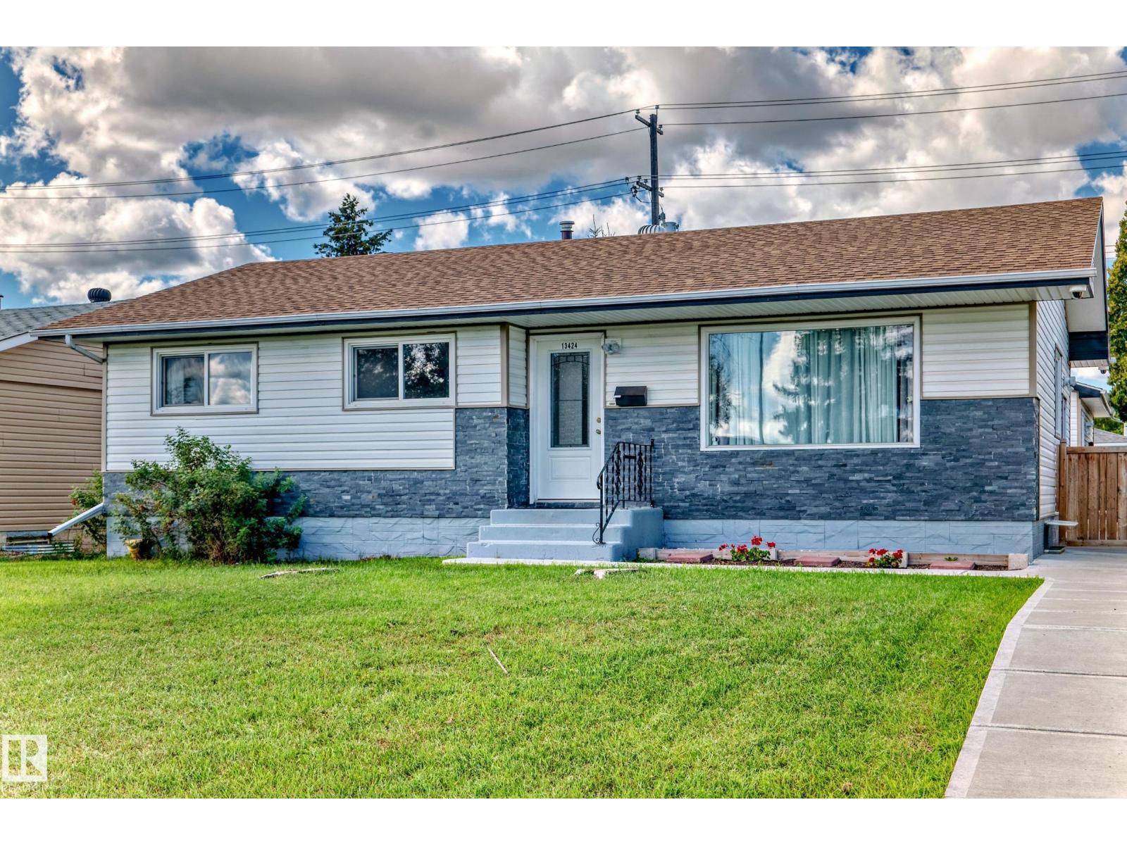 Photo 1 of 13424 82 St Nw, Edmonton AB
