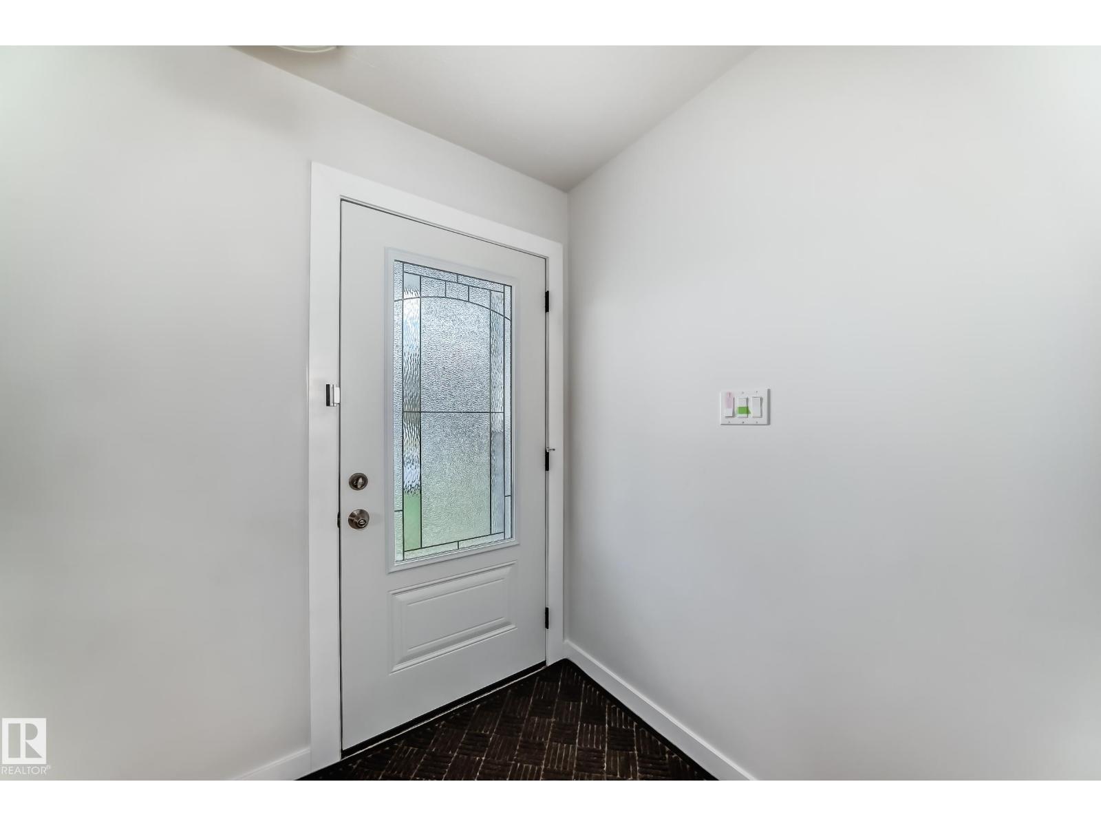 Photo 3 of 13424 82 St Nw, Edmonton AB