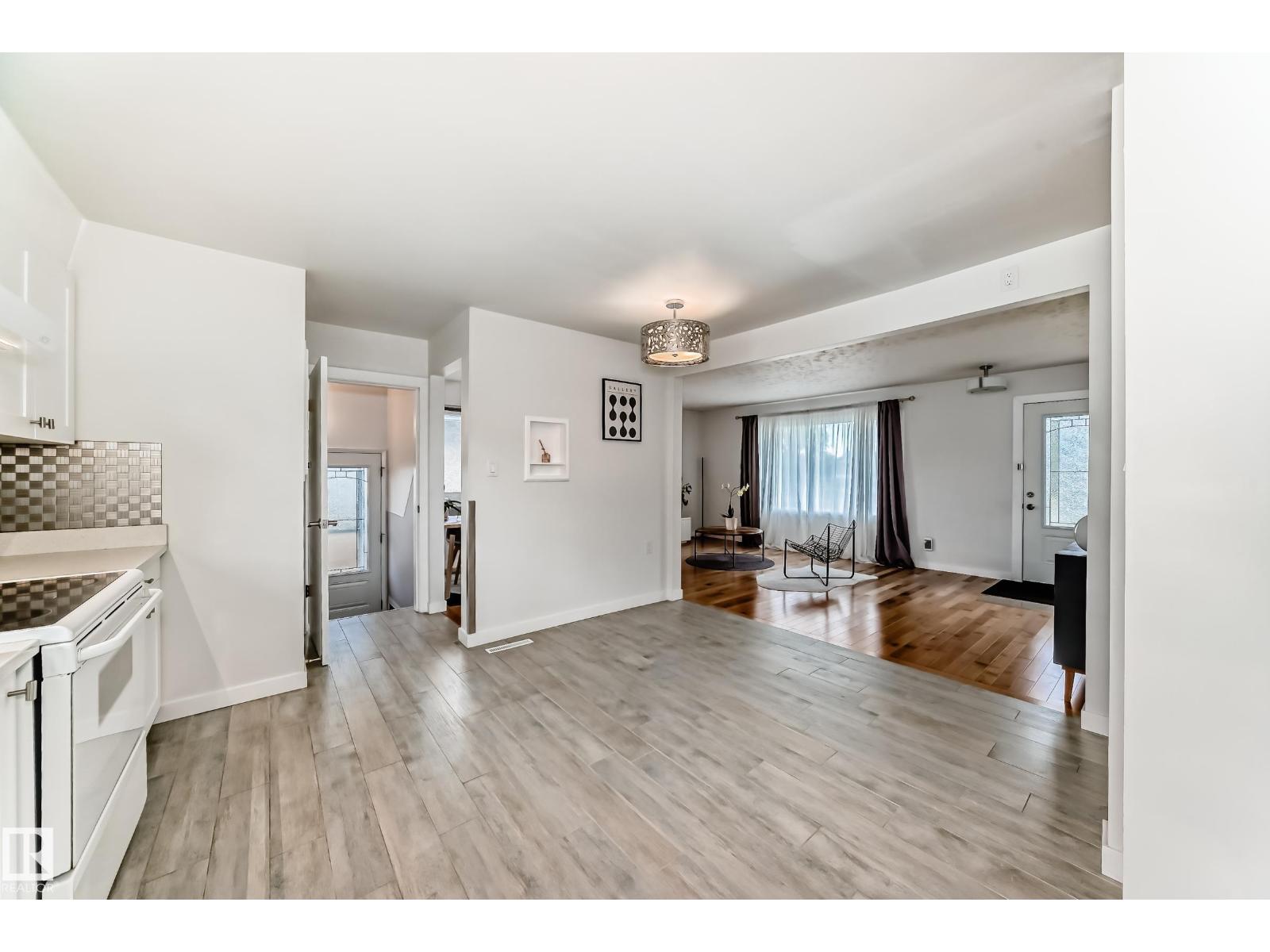Photo 4 of 13424 82 St Nw, Edmonton AB