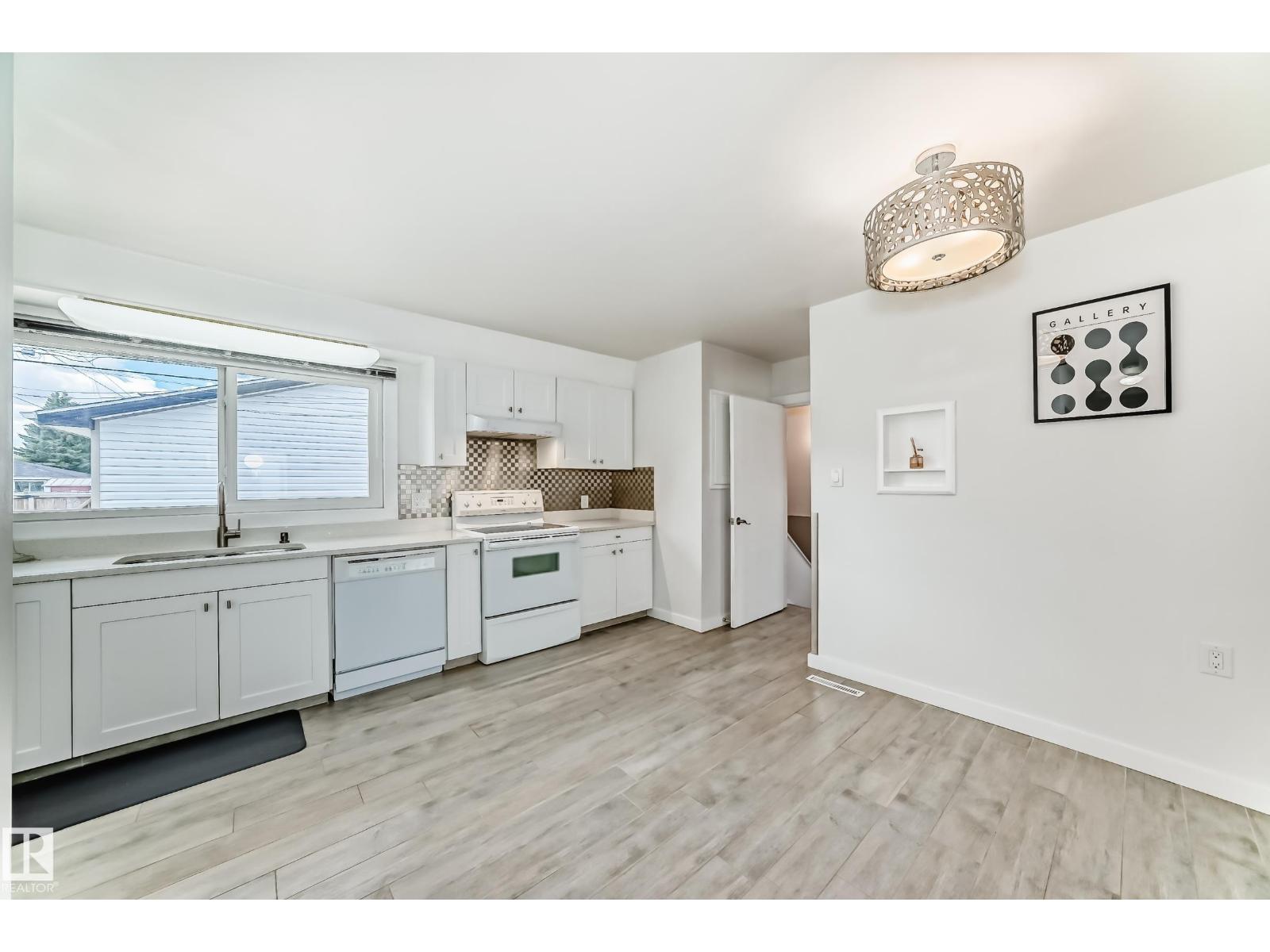 Photo 7 of 13424 82 St Nw, Edmonton AB