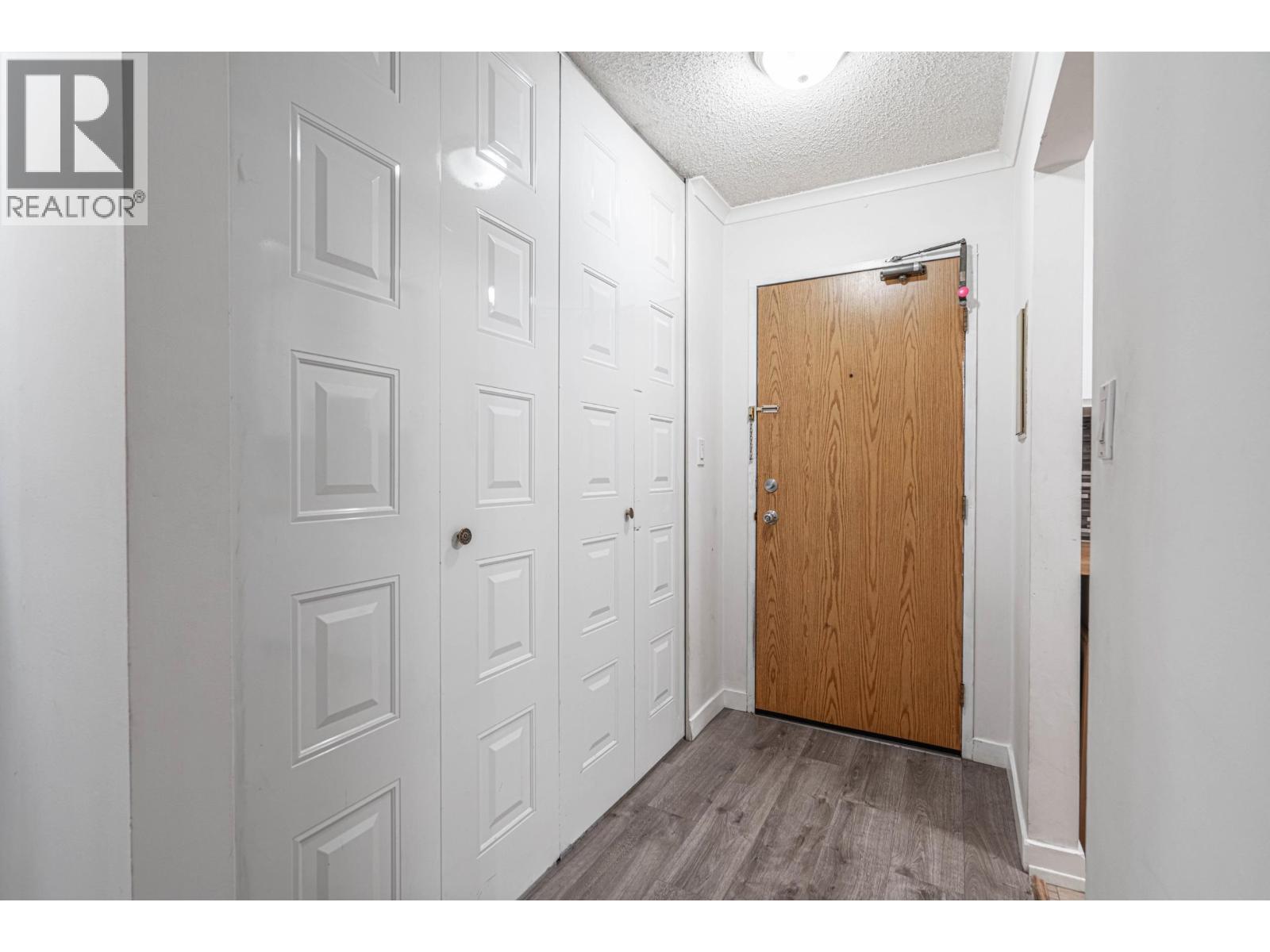 Photo 4 of 105 9584 Manchester Drive, Burnaby BC