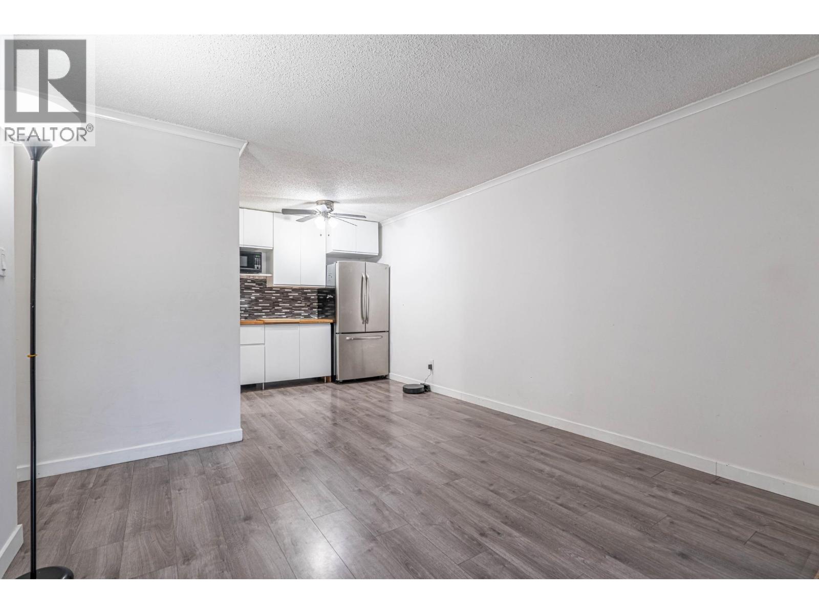 Photo 8 of 105 9584 Manchester Drive, Burnaby BC